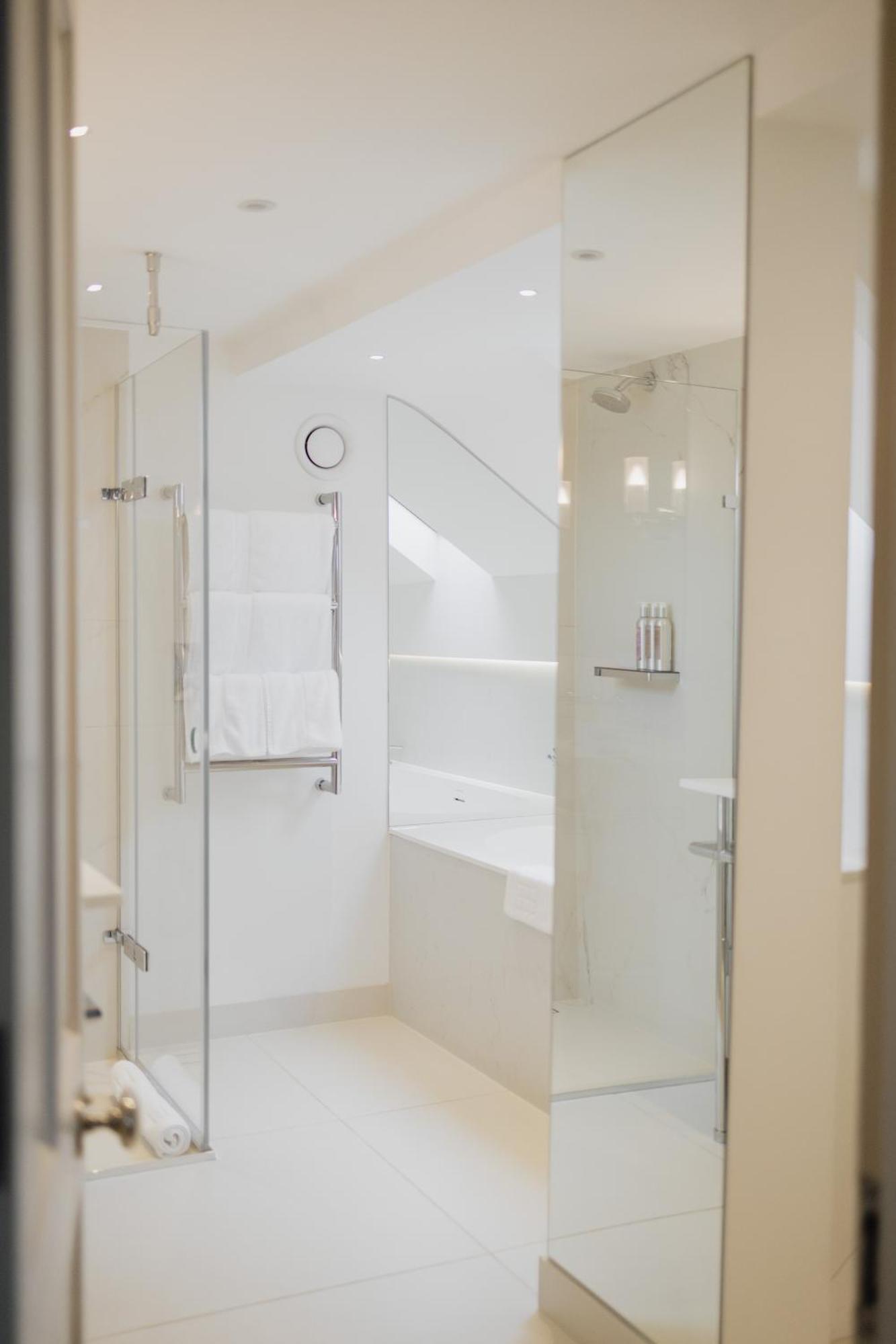 Old Bank Hotel Oxford Exterior photo A shower enclosure