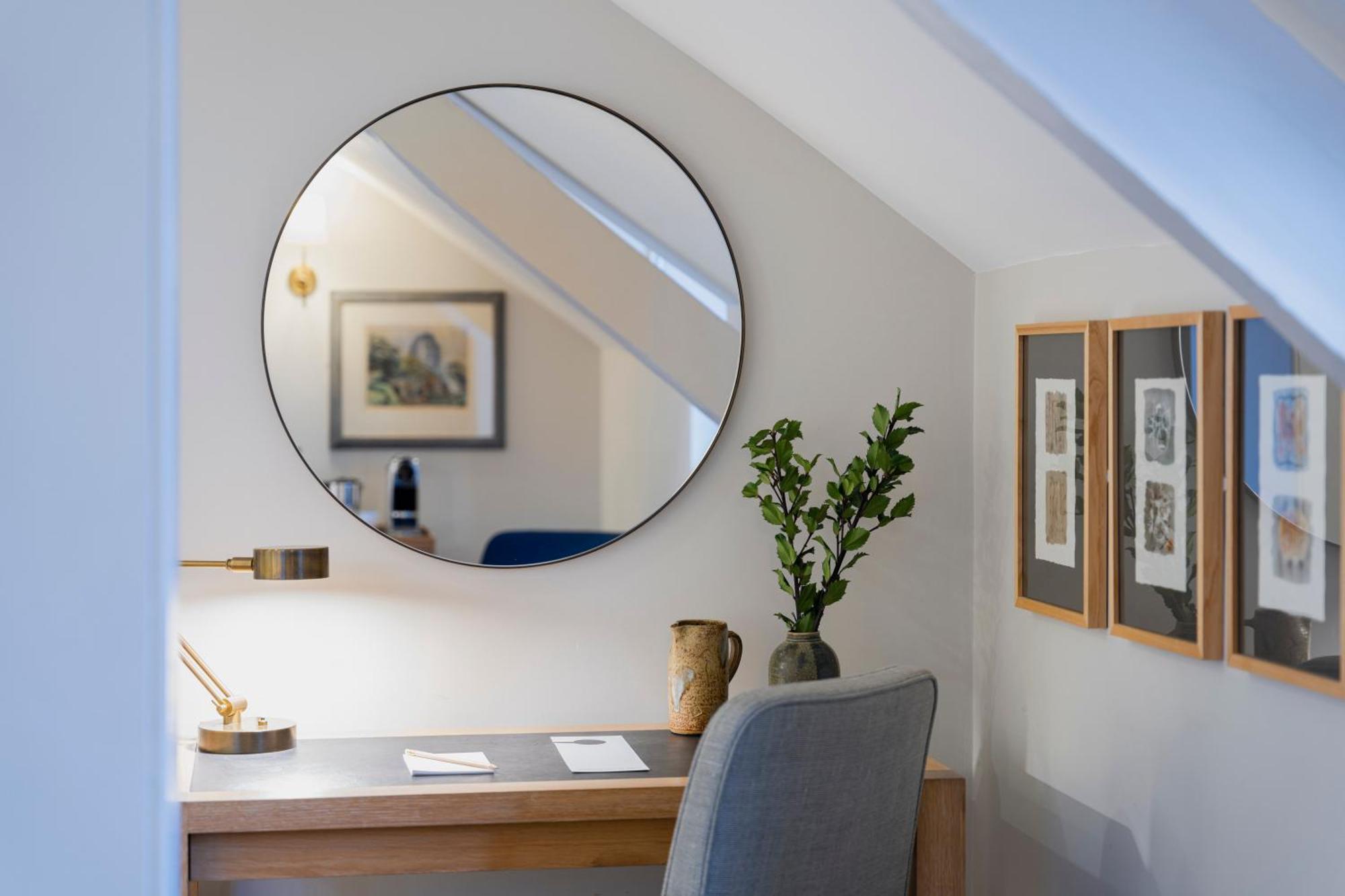 Old Bank Hotel Oxford Exterior photo A mirror in a home office